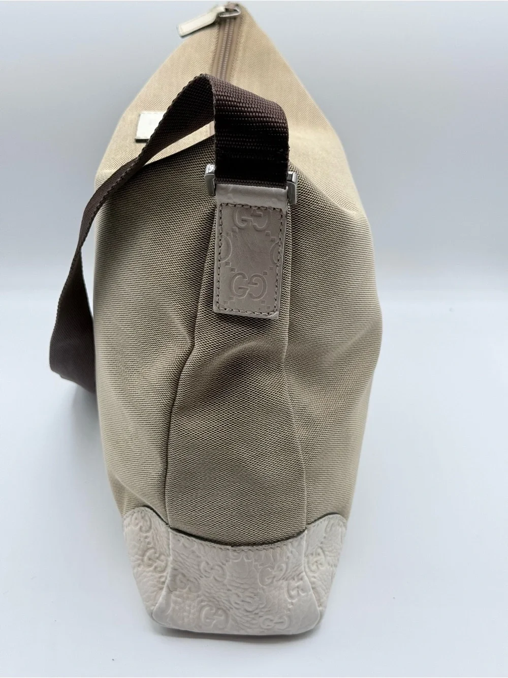 Gucci GG-Signature Messenger Bag. Beige Canvas & White Guccissima Leather. W/COA